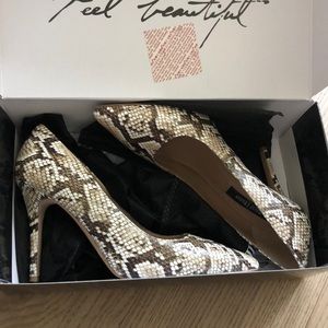 Like New White House Black Market Olivia Neutral Snakeskin Pumps